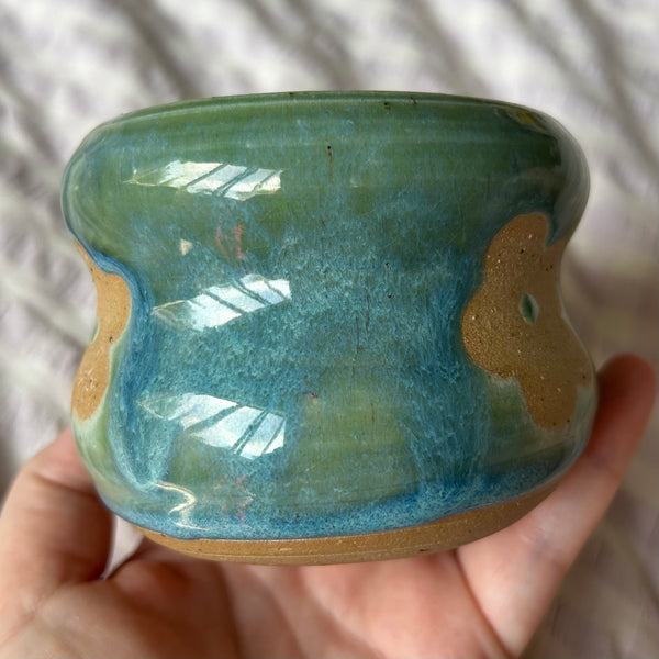 Cute flower wavy vessel