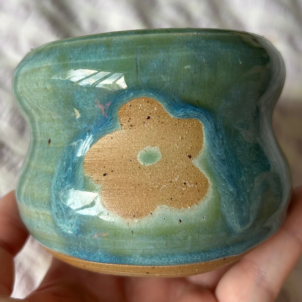 Cute flower wavy vessel