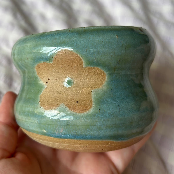 Cute flower wavy vessel